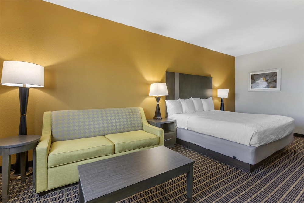 Standard Room, 1 King Bed, Accessible, Kitchenette photo 1