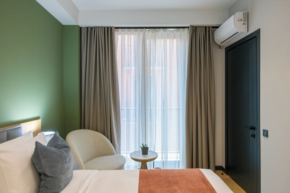 One-Bedroom Suite with Kitchen photo 2