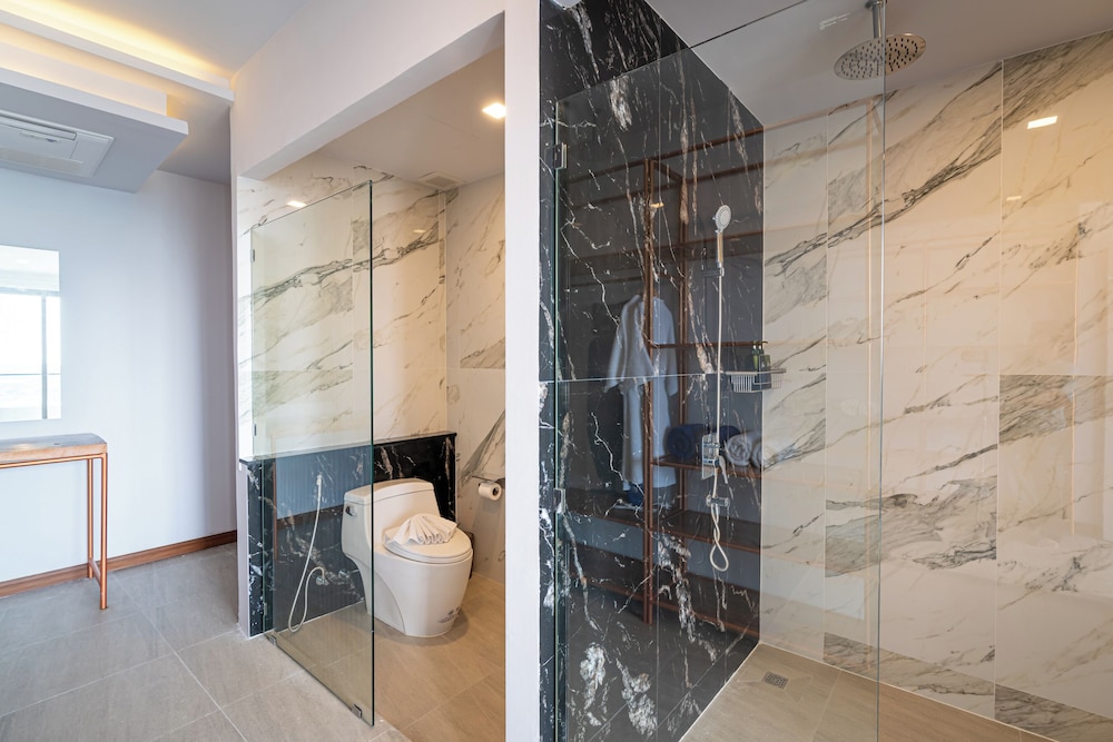 Panorama Executive Suite - Photo 14
