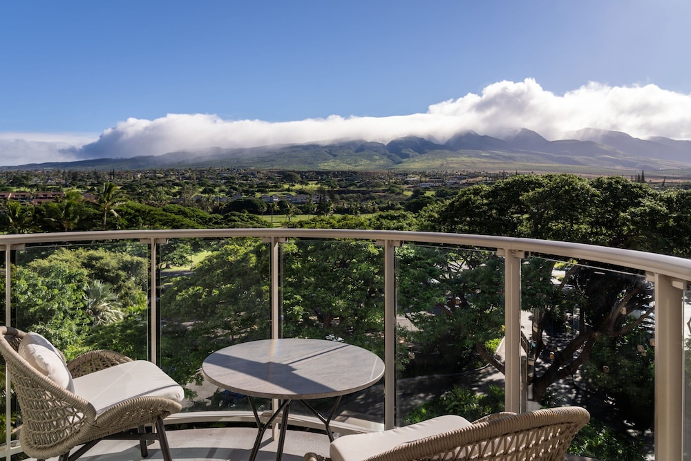 Room, 1 King Bed, Roll-in Shower, Resort View (mobility Accessible, Kukahi)