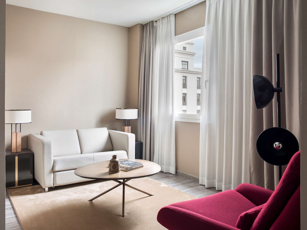 Junior Suite (Extra Bed 2 adults + 1 child) thumbnail 6