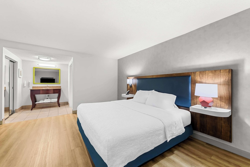 Studio Suite, 1 King Bed, Non Smoking - Photo 1