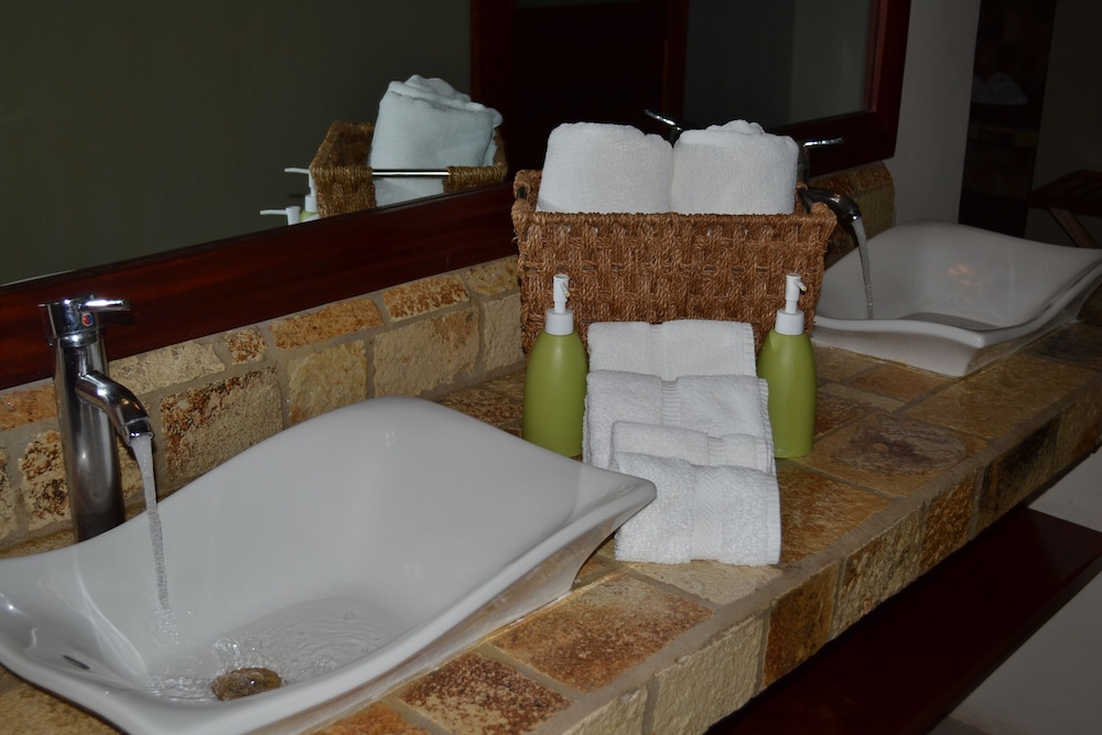 Deluxe Room, 1 Bedroom, Private Bathroom, Garden View photo 3