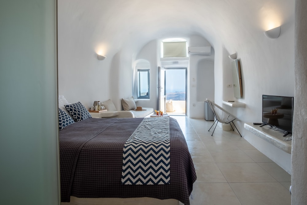 Superior Suite with Caldera View and Private Jacuzzi