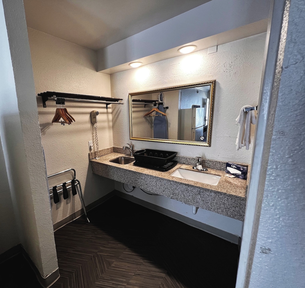 Standard Room, 1 King Bed, Non Smoking, Kitchen - Photo 4