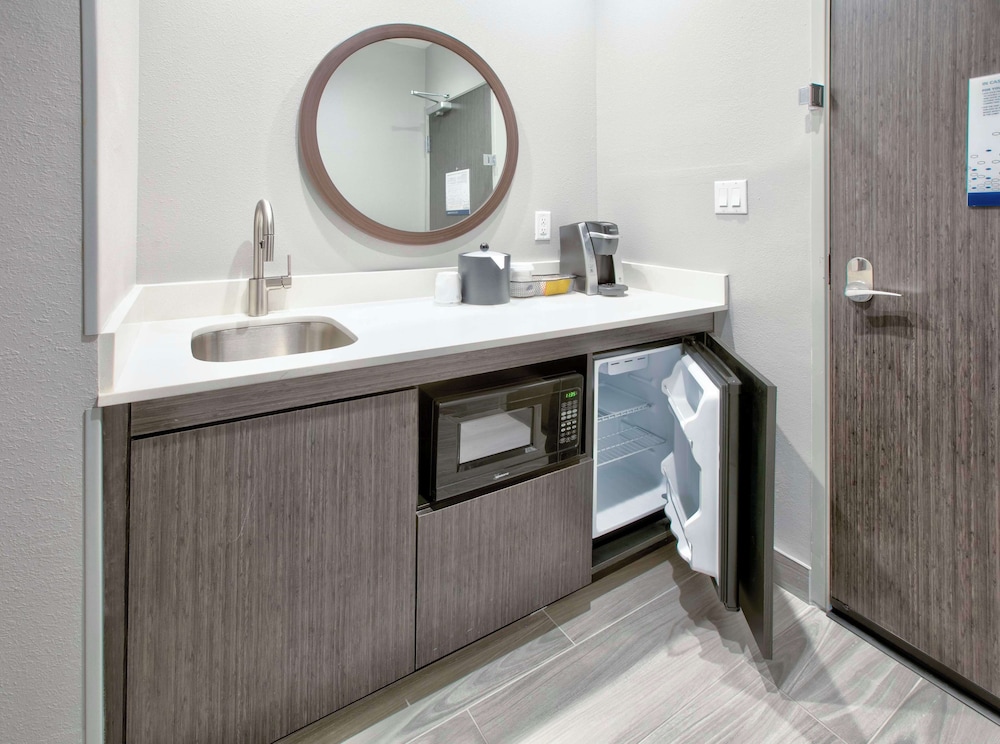 Suite, 1 King Bed, Accessible, Refrigerator & Microwave - Photo 3