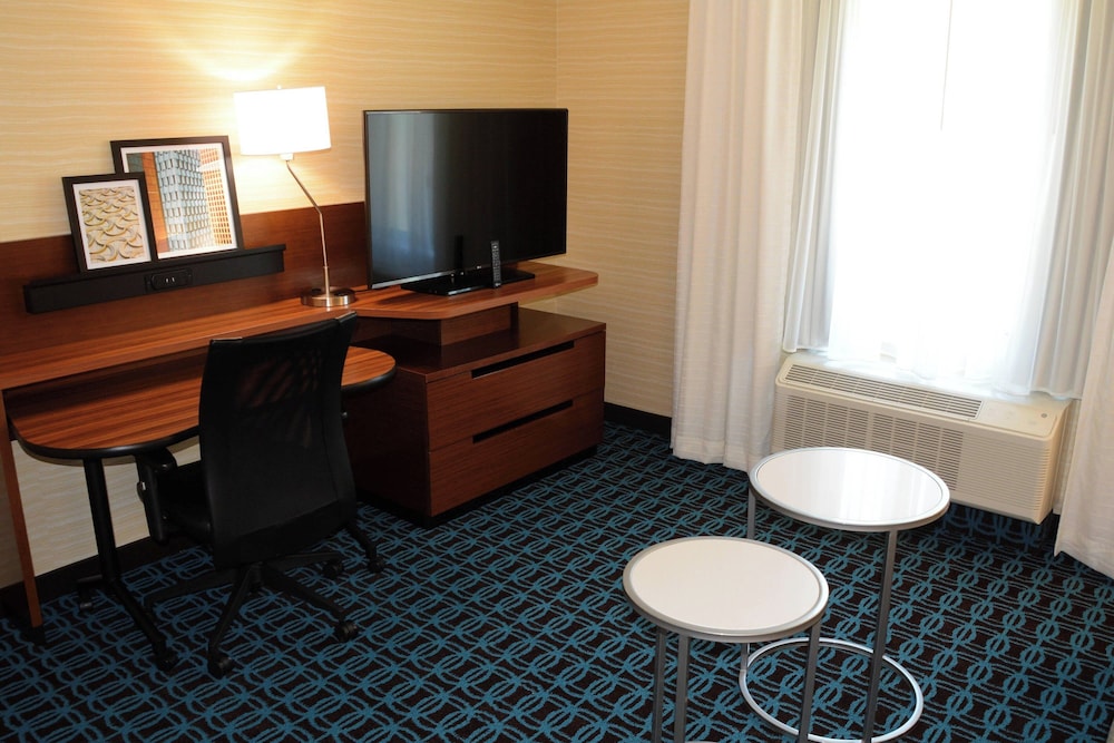 Suite, 1 King Bed with Sofa bed photo 3
