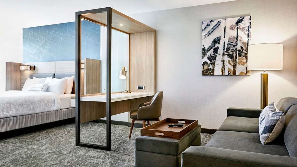 Suite, 1 King Bed (Hearing Accessible)
