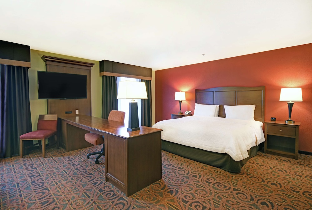 Studio, 1 King Bed, Accessible