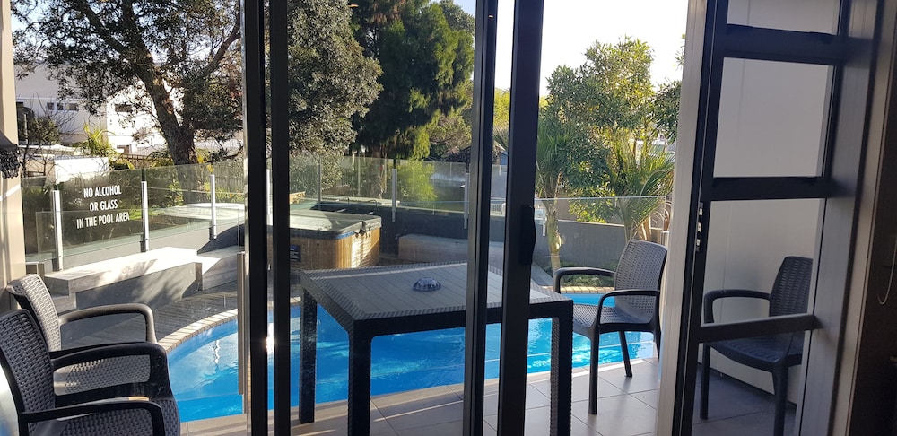 Standard Apartment 1 Bedroom, Non Smoking, Kitchen (Partial View/Pool) photo 1