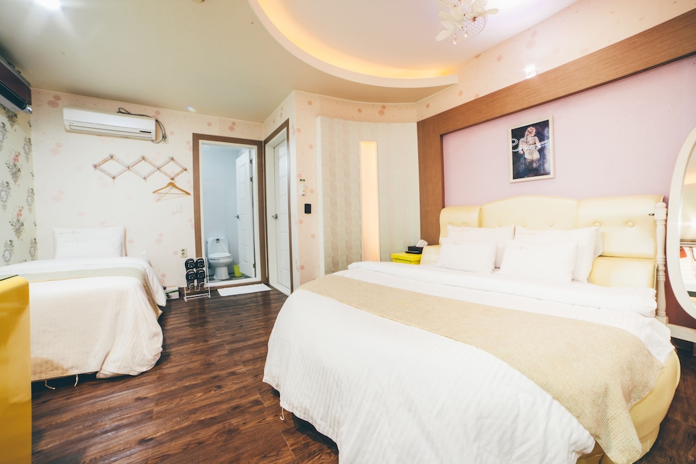 Deluxe Twin Room photo 3