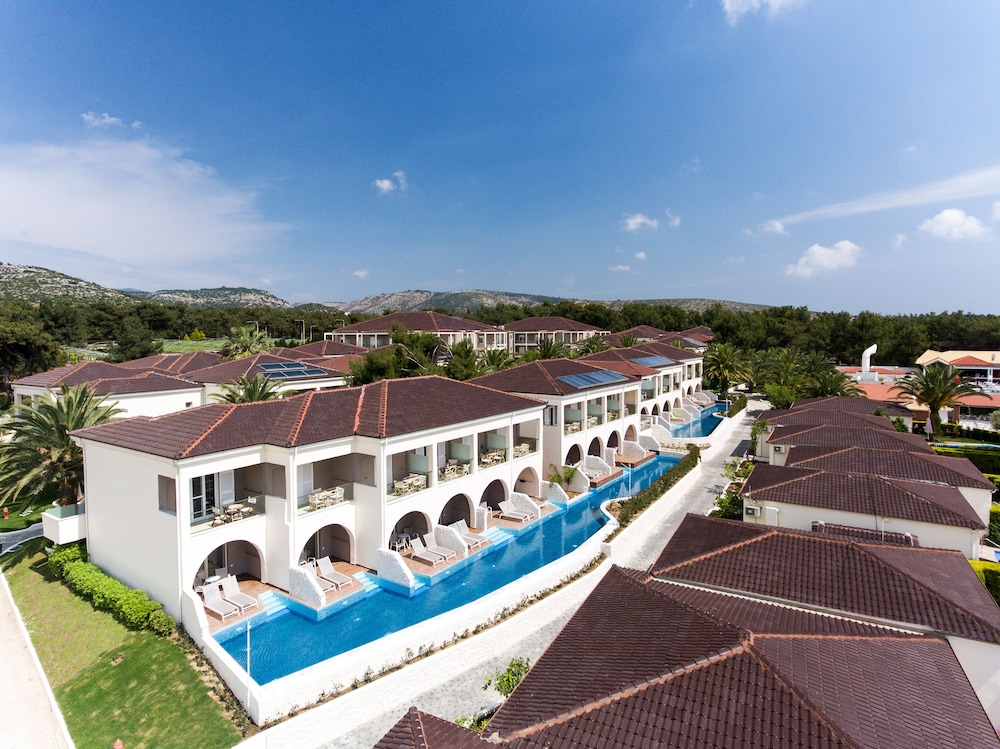 Deluxe Double or Twin Room, Pool Access photo 2