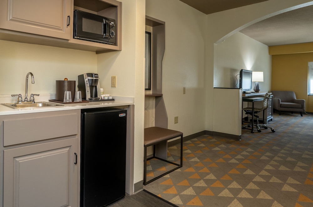 Suite, 1 Bedroom, Accessible (Roll-In Shower) - Photo 4