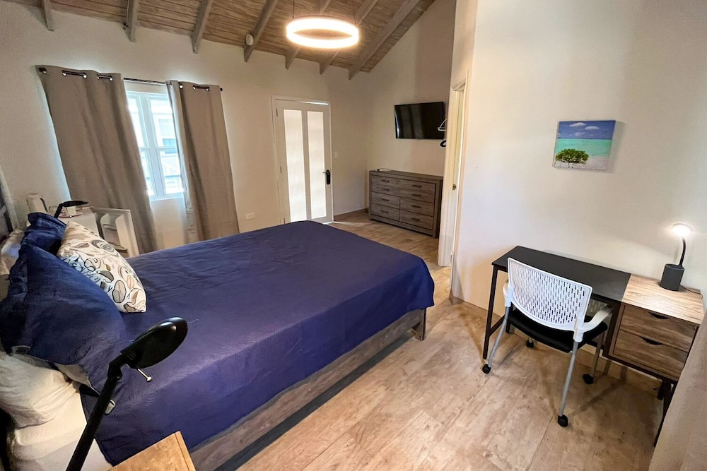 Standard Room, 1 Queen Bed, Non Smoking photo 2