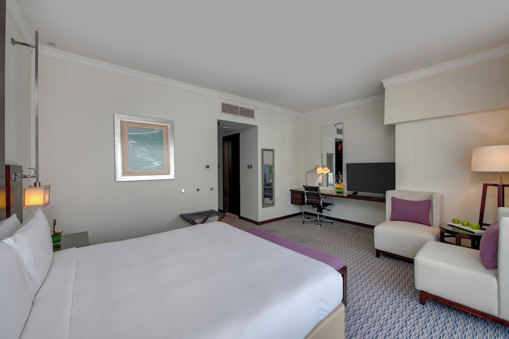 Room, 1 King Bed (Club Rotana Guest Room) photo 2