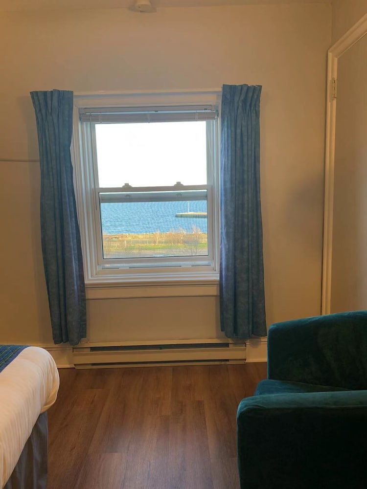 Standard Room, 1 Queen Bed (most with harbour view) photo 2