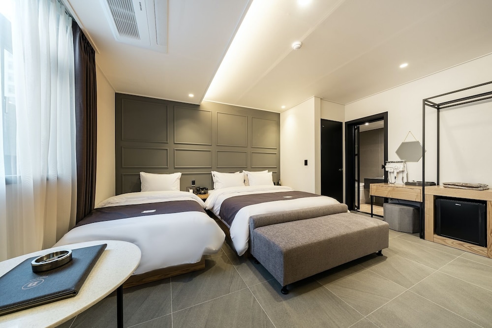Premium Twin Room - Photo 1