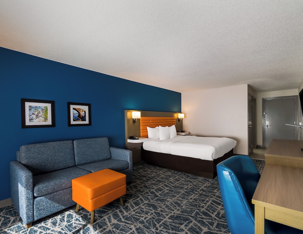 Standard Room, 1 King Bed with Sofa bed, Non Smoking photo 3