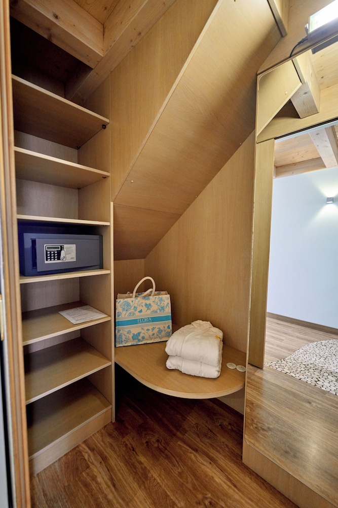Deluxe Suite, Jetted Tub - Photo 6