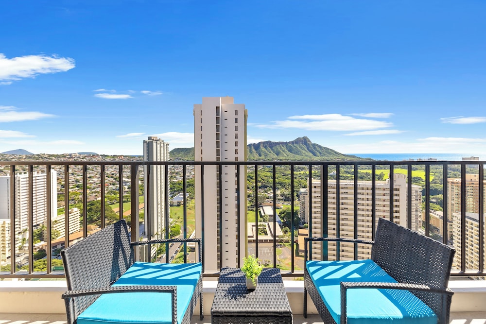 Premium Remodeled Condo with Ocean View and Parking: balcony & terrace photo
