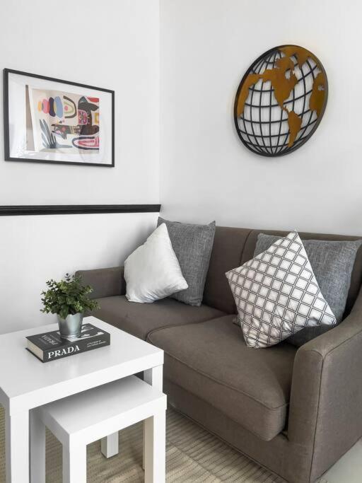 Deluxe One-Bedroom Apartment with City View photo 1