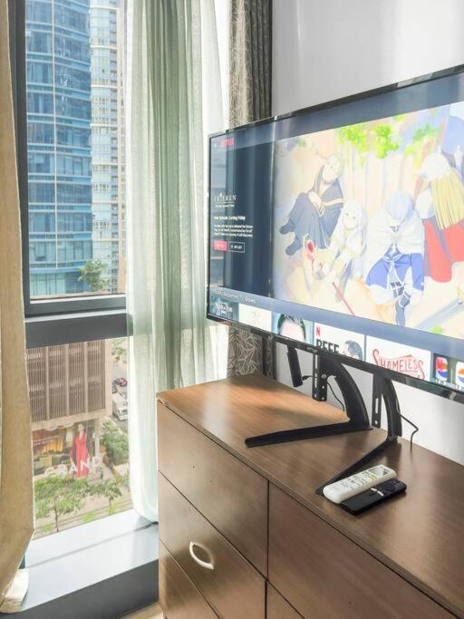 Deluxe One-Bedroom Apartment with City View photo 2