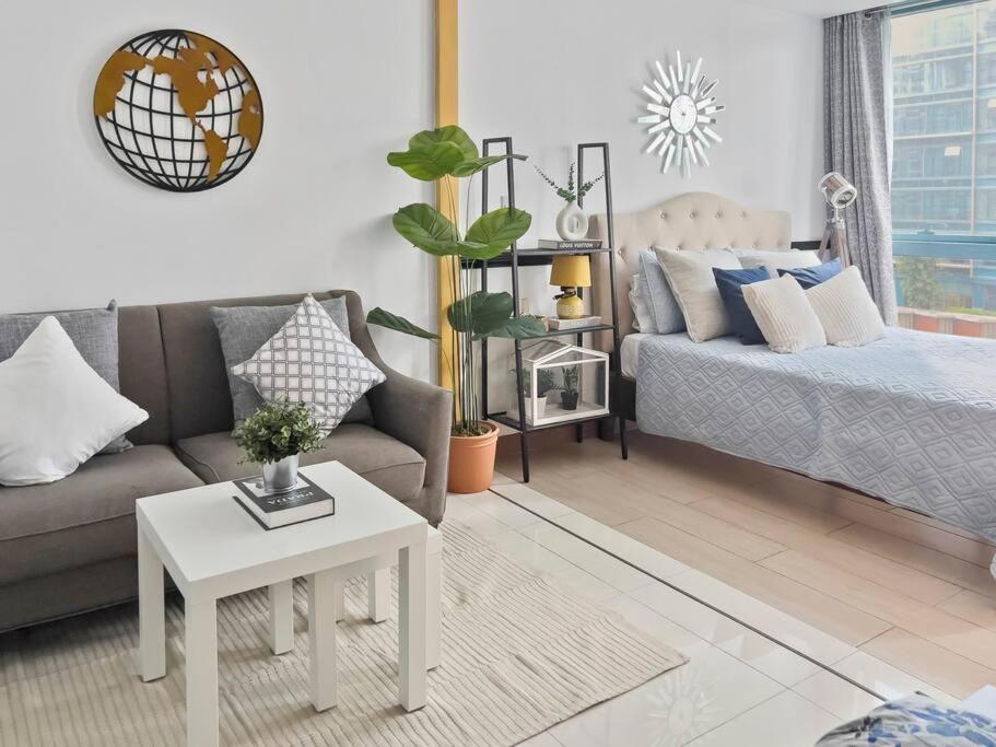 Deluxe One-Bedroom Apartment with City View photo 3