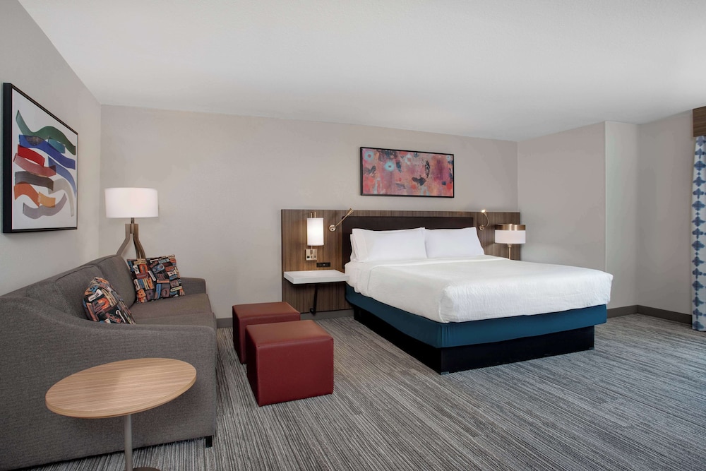 1 King Bed Suite with Sofabed - Photo 3
