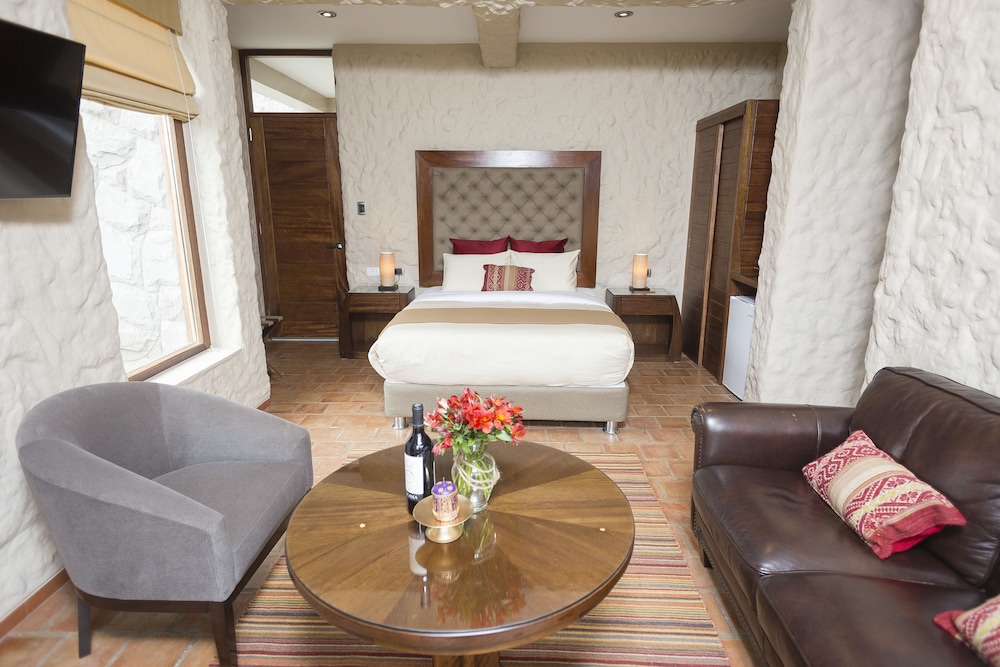 Deluxe Studio Suite, 1 Queen Bed, Non Smoking, Bathtub photo 1