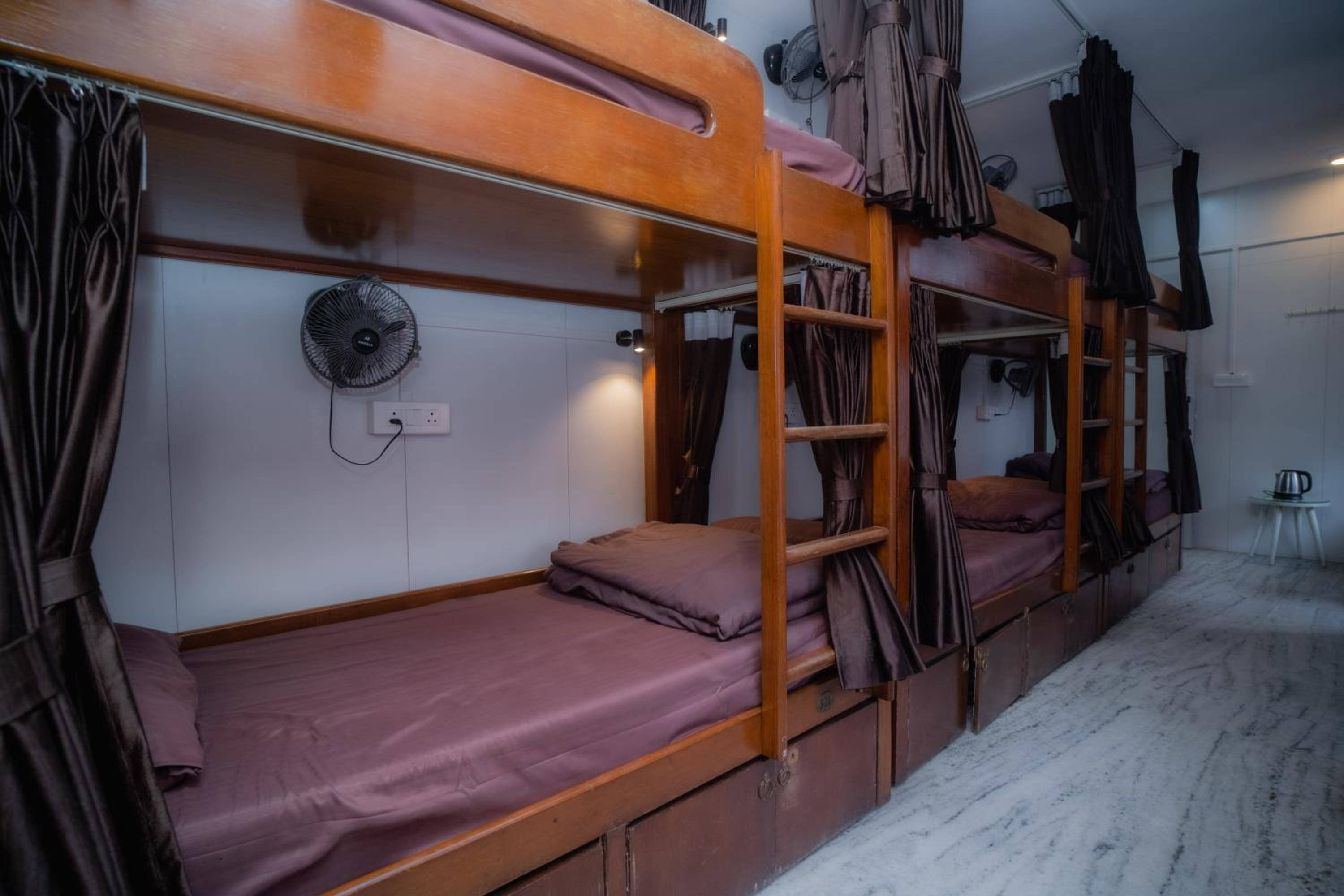 Bed In 14 Bed Mix Dormitory Room With Ac - Photo 10