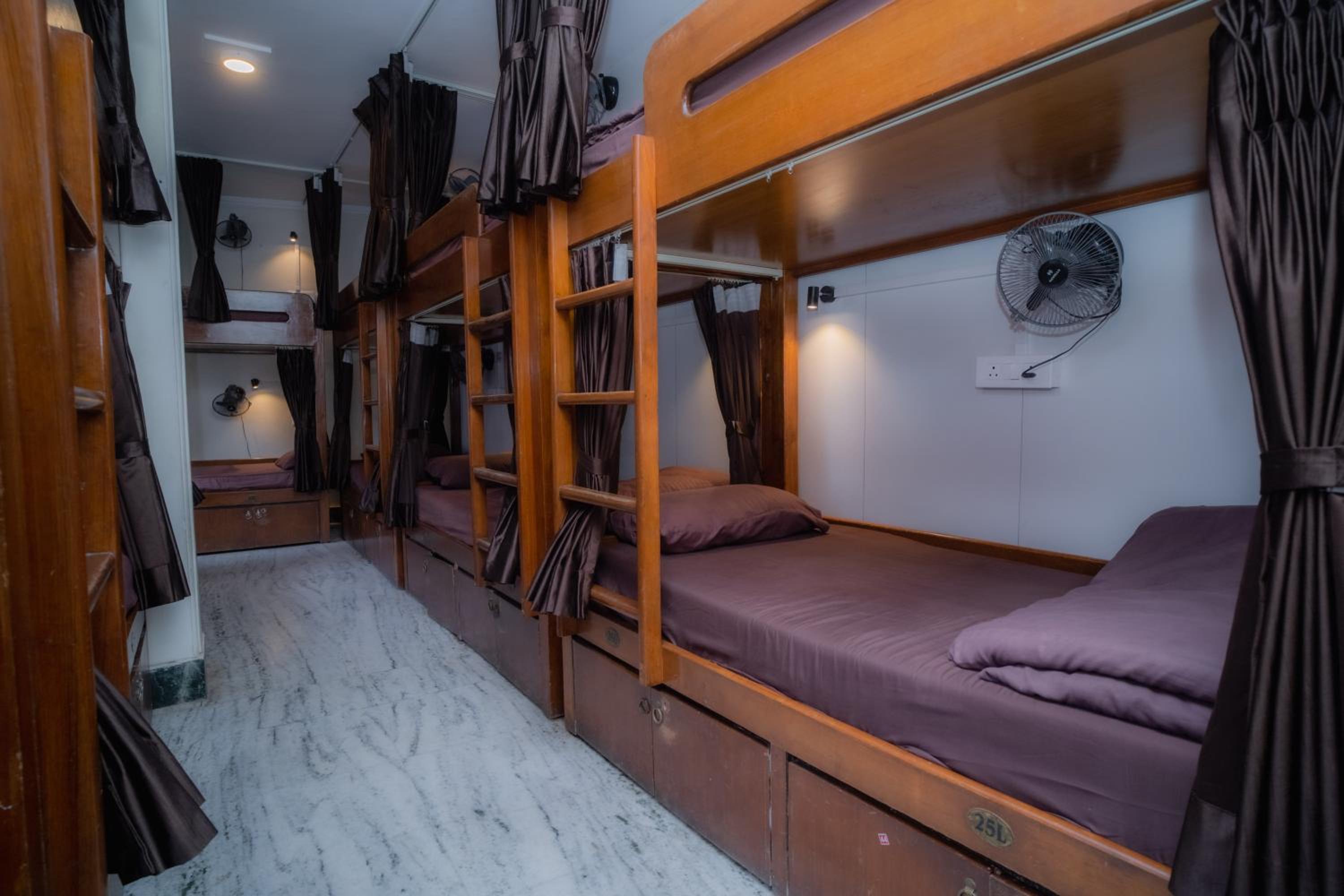 Bed In 14 Bed Mix Dormitory Room With Ac - Photo 11