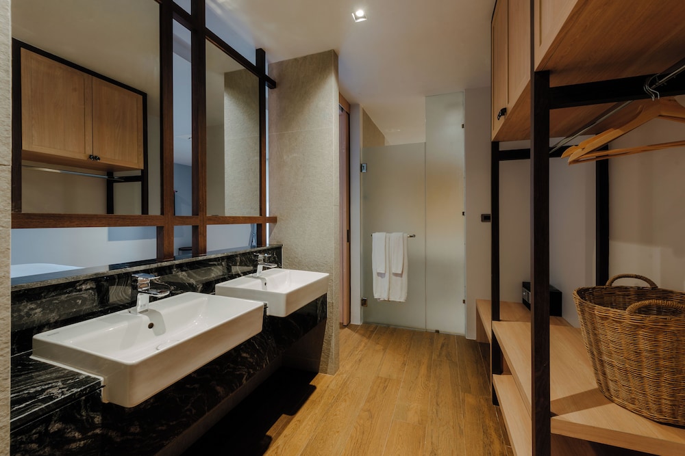 Deluxe Room, 1 King Bed, Non Smoking, Pool View - Photo 4