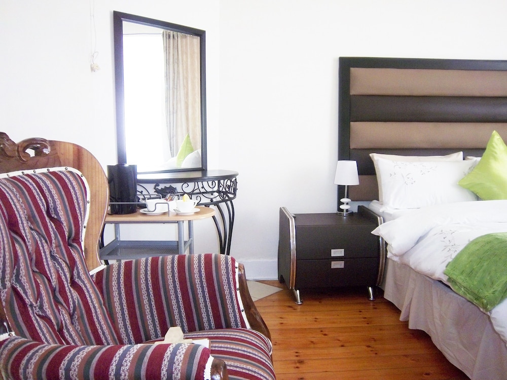 Deluxe Double or Twin Room, 2 Bedrooms, Shared Bathroom photo 2