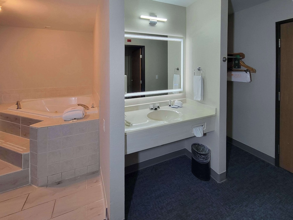 Suite, 1 King Bed, Non Smoking (Upgrade) - Photo 2