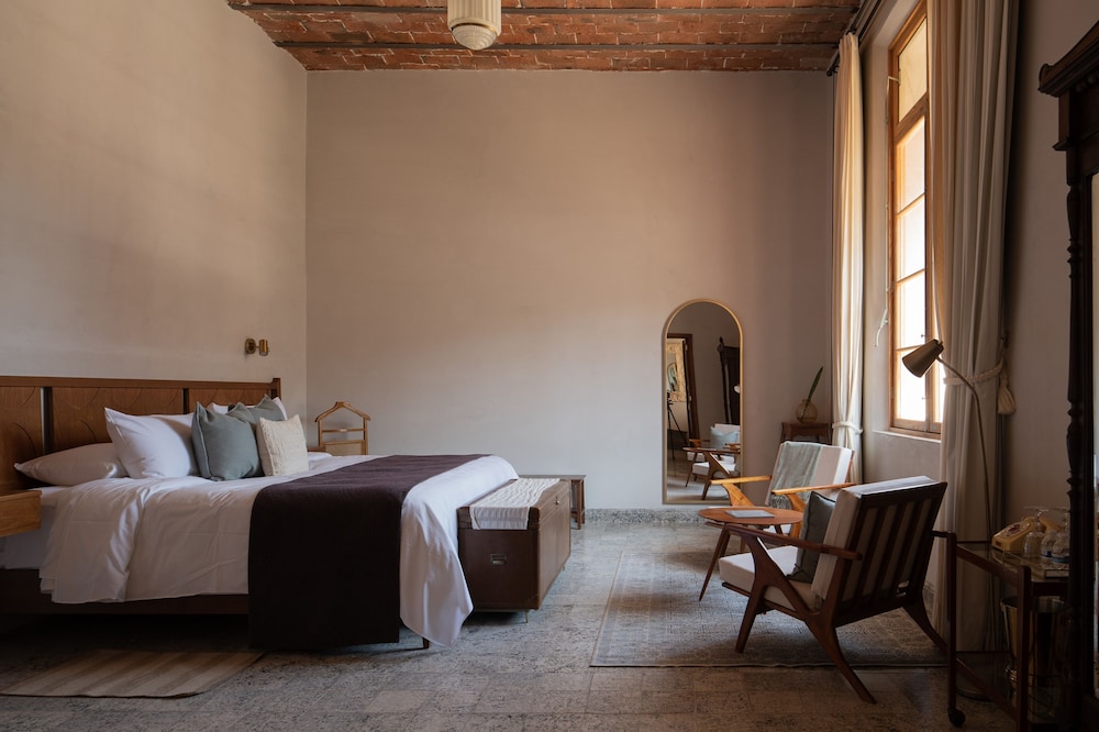 Junior Suite, 1 King Bed, Garden View