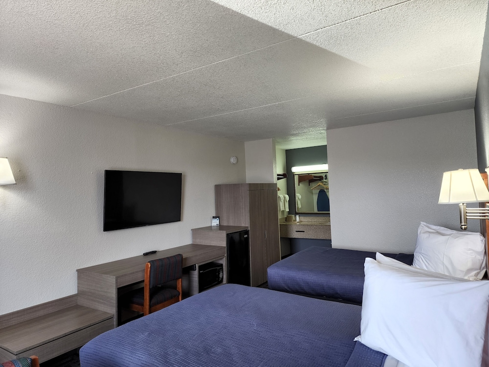 Signature Double Room, 2 Queen Beds, Non Smoking, Ground Floor photo 3