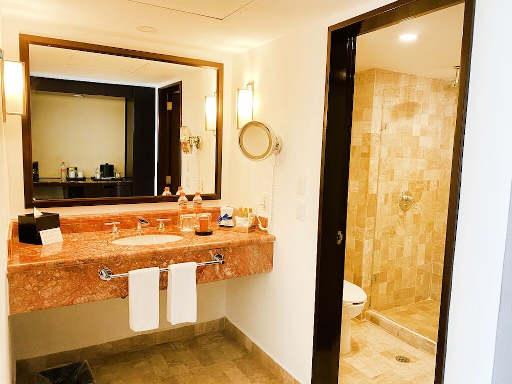 Standard Room, 1 King Bed, Partial Ocean View - Photo 3