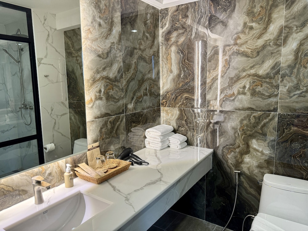 Premium Studio Suite, 1 King Bed, Pool View - Photo 4