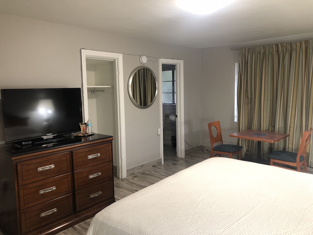 Standard Room, 1 King Bed, Non Smoking photo 3
