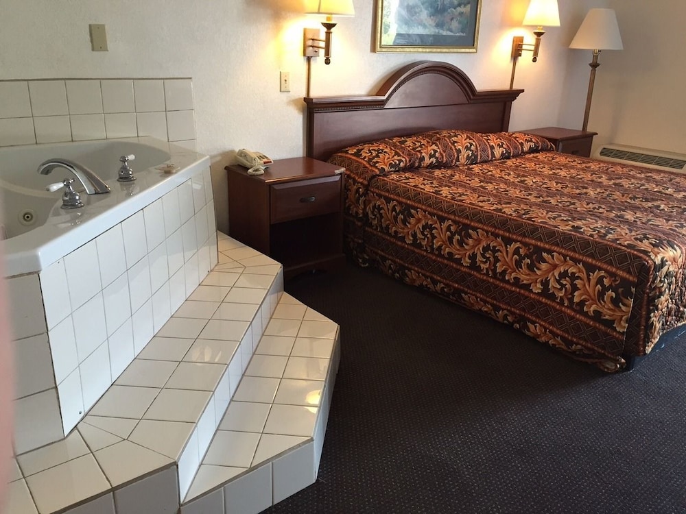 Deluxe Room, 1 King Bed, Jetted Tub photo 1