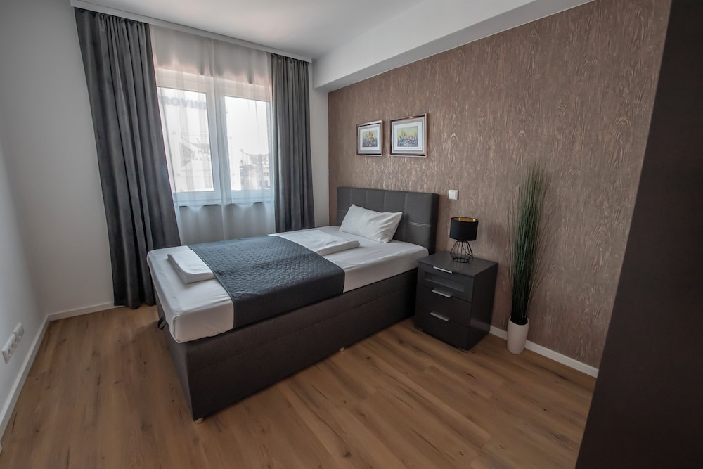 Standard Room, 1 King Bed, Smoking - Photo 1