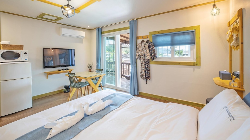 Basic Room, 1 Bedroom (205(with Pet,2nd floor)) - Photo 11