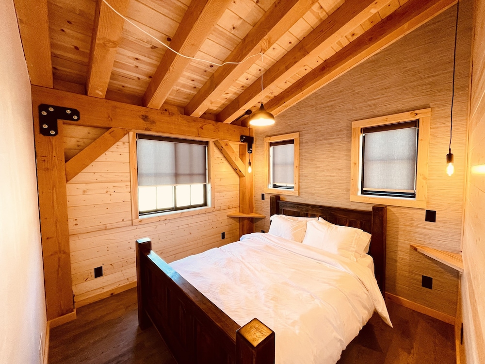 Luxury Cabin, 2 Queen Beds, Valley View photo 1