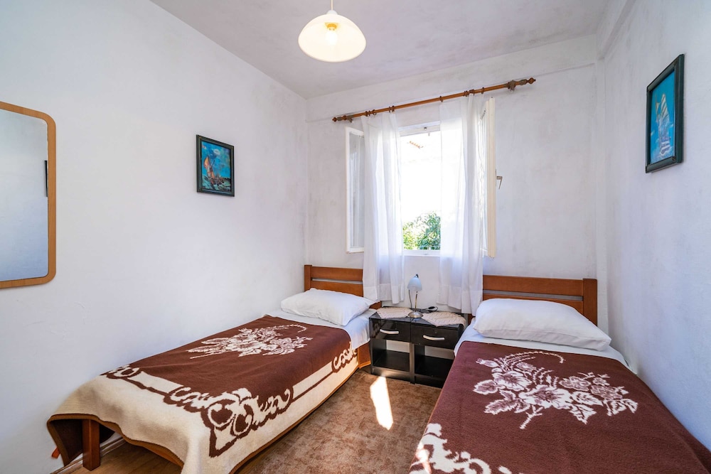 Studio (Studio Apartment)