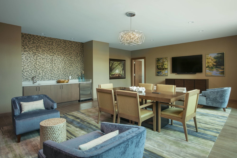 Deluxe Suite, 1 Bedroom, Patio (Mobility Accessible, Roll-In Shower)