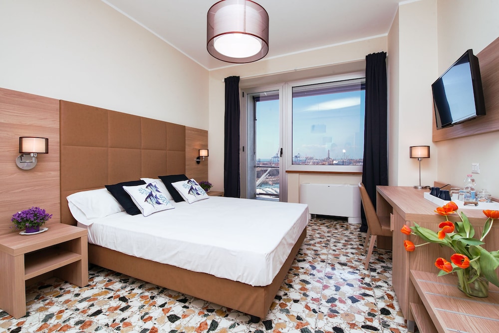 Basic Room, 1 Queen Bed, Non Smoking, Marina View photo 1