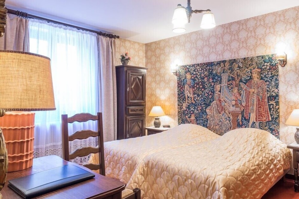 comfort room with twin beds or 1 double bed street side photo 1