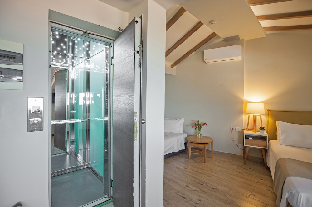 Junior Suite, Jetted Tub (Panoramic View) - Photo 9