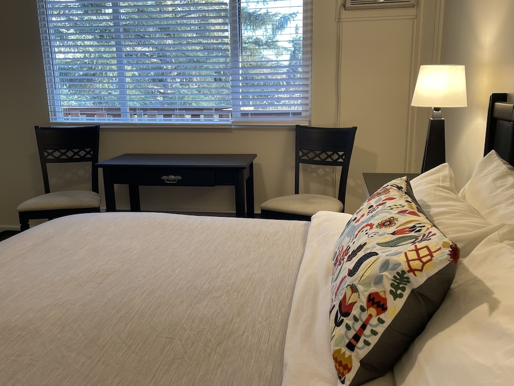 King Bed Deluxe, Mtn & Garden View.(#15) photo 2