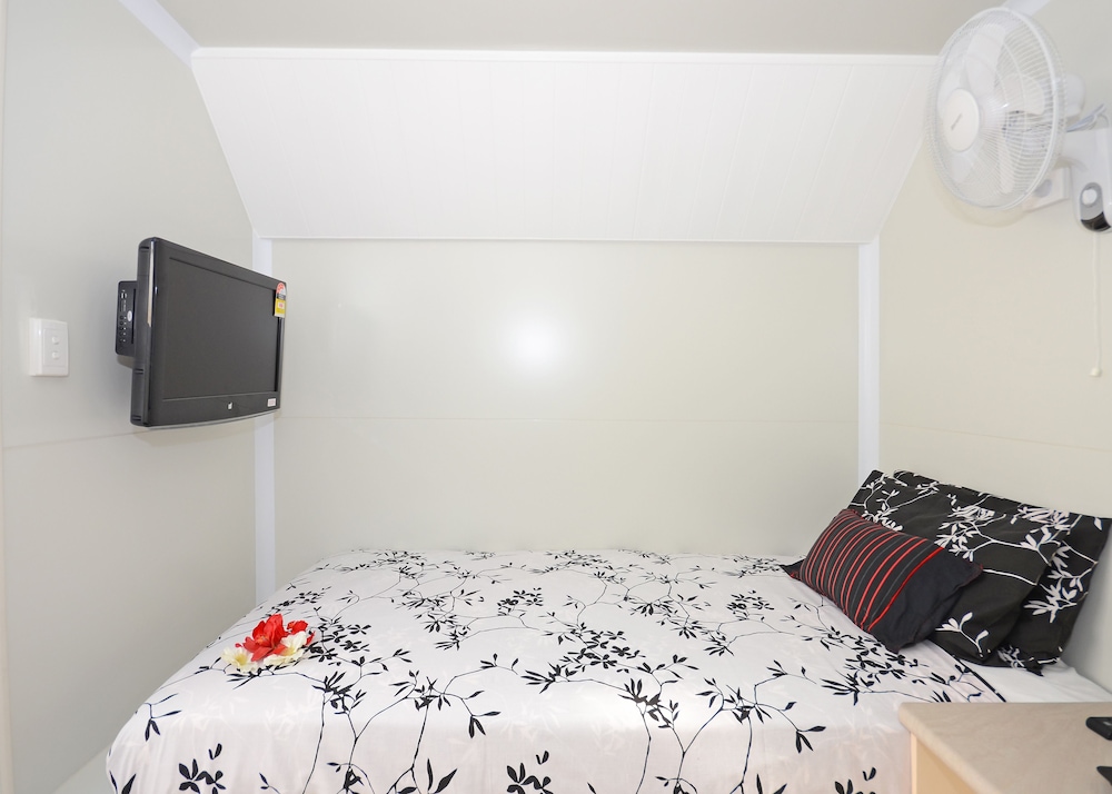 Compact Queen Caravan Room photo 2